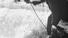 Reporter sammelt O-Töne am Lechfall in Füssen mit seiner „Neumannflasche“, dem ersten serienmäßig gebautem Mikrofon, 1930er Jahre | Bild: BR/Historisches Archiv