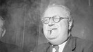 Besuch von Lindley Fraser (von der BBC) beim BR; rauchend im BR-Studio, 1953 | Bild: BR/ Historisches Archiv / Fred Lindinger