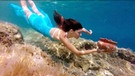 Frau unter Wasser, schwimmt mit Tonschale in der Hand auf Meeresboden zu | Bild: HRT Kroatien
