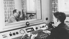 Sendung aus Nürnberg, am Mikrophon hinter der Glasscheibe Fritz Mellinger, der die Kommentare zu den Nürnberger Prozessen sprach, 1945 - 1947 | Bild: BR, Historisches Archiv