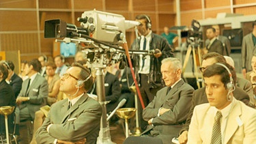 Helmut Oeller (mitte) beim Prix Jeunesse 1968 mit Christian Wallenreiter (rechts) im Studio 1
| Bild: BR, Historisches Archiv, Sessner