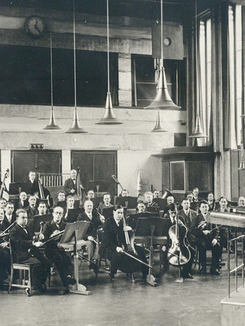 Hans Adolf Winter und das Rundfunkorchester der "Deutschen Stunde in Bayern" | Bild: BR/Historisches Archiv
