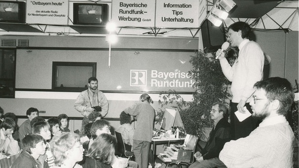 Ostbayern heute: SchülerInnen des Projekts "Rundfunk in der Schule" im Gläsernen Studio, 1991. | Bild: BR / Historisches Archiv, Foto: Michael Scheer