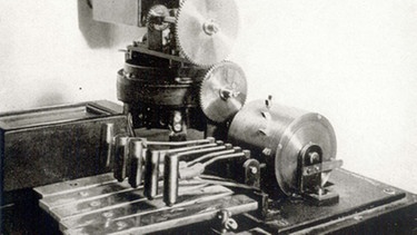 Pausenzeichenmaschine im Münchner Funkhaus ( Walzengerät mit Hämmerchen, Melodie: Leitmotiv aus Wagners "Siegfried") | Bild: BR / Historisches Archiv
