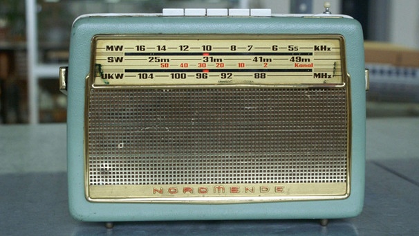 Transistor-Kofferradio "Transita K de Luxe" mit MW, KW und UKW, 1963. | Bild: BR / Historisches Archiv