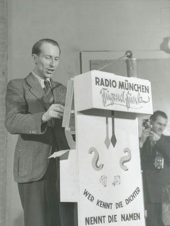 Eduard Ritschard in der Jugendfunk-Sendung "Wer kennt die Dichter nennt die Namen", 1947 | Bild: Haus der Bayerischen Geschichte/Bayerisches Pressebild