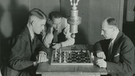 Schachfunk-Übertragungen  gehörten bei Radio München zu den kuriosen Zielgruppensendungen , in der Mitte Eduard Ritschard | Bild: Haus der Bayerischen Geschichte/Bayerisches Pressebild
