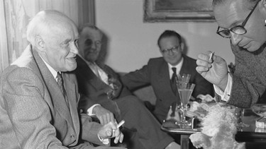 Robert Lembke gratuliert zusammen mit seinem Hund 1955 dem BR-Intendanten Rudolf von Scholtz zum 65. Geburtstag. | Bild: BR/Historisches Archiv