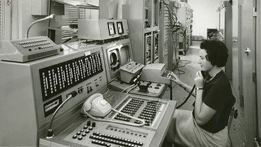 Eine BR-Mitarbeiterin in einem Schaltraum in Freimann | Bild: BR/Historisches Archiv
