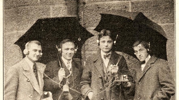 Schwarzhörer in München: Direkt unter den Sender gestellt, mit Regenschirm-Antenne und einem Bleiglanz-Detektor ausgestattet - und dann dem Konzert gelauscht | Bild: Historisches Archiv