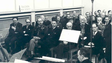 Eröffnungsfeier des Studio Nürnberg am 3. Juni 1949,
1. Reihe rechts Fritz Mellinger, links daneben Rudolf von Scholtz
| Bild: BR, Historisches Archiv, Grimm/Lindinger