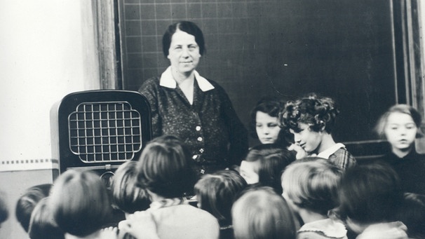 Schüler mit Lehrerin vor Volksempfänger | Bild: BR/Historisches Archiv
