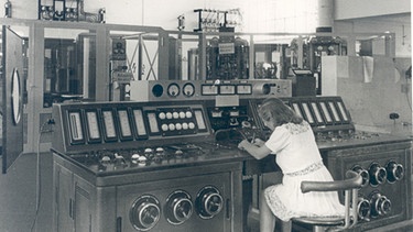 Technikerin am Schaltpult im Hochfrequenzraum des Senders Ismaning, 1945 | Bild: BR, Historisches Archiv, Hans Schürer