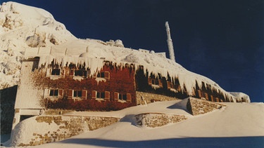Sender Wendelstein, Blick auf die verschneiten Sendergebäude mit Kuratorium und Sendemast im Hintergrund, 1998
| Bild: BR, Historisches Archiv