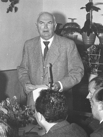 Intendant Franz Stadelmayer bei einem Treffen von Mitarbeitern aus der Technik | Bild: BR/Historisches Archiv