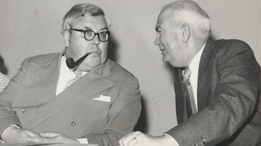 Walter von Cube (links), Chefredakteur Hörfunk, und Franz Stadelmayer  | Bild: United Press Photos