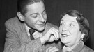 Studioszene zu einer Folge von Familie Brandl mit Liesl Karlstadt (1954). Die Hörfunksendung von Ernestine Koch ist über 20 Jahre im Programm des Bayerischen Rundfunks zu hören. | Bild: Fred Lindinger
