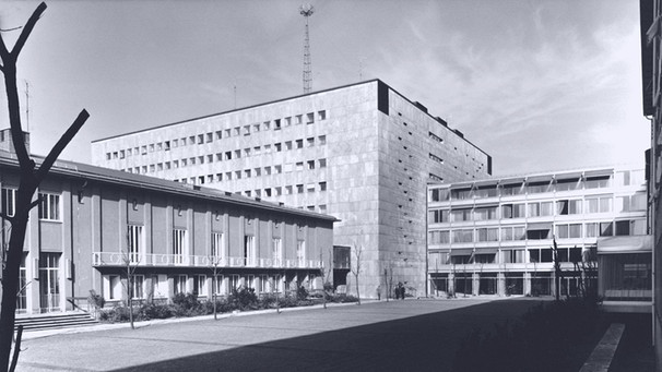 Blick vom Innenhof auf den Kantinenbau (links), den Studiobau (Mitte) und den Verbindungsbau, 1960er Jahre. | Bild: BR / Historisches Archiv, Foto: Grete Eckert