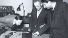 Test des UKW-Empfangs mit Senderingenieur Heinz Rudat (mitte) | Bild: BR, Historisches Archiv/Brunner