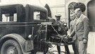 Reporter vor dem Übertragungswagen der Reichspost (mit herausgeklapptem Aufnahmegerät und Marmorblockmikrofon): Übertragung aus der Sektkellerei "Schloß Wachenheim", 1929 | Bild: BR/historisches Archiv
