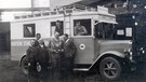 Reportage aus Schwabach mit Ü-Wagen. In der Mitte der damalige Zeitfunkreporter Rudolf von Scholtz mit tragbarem Aufnahmegerät. (1929-1930)
| Bild: BR / Historisches Archiv
