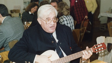 Reinhold Vöth singt zur Gitarre, in der Sendung "BR unterwegs" in Kronach am 21.2.1989 | Bild: BR