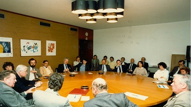 Redaktionskonferenz des Hörfunks und Besuch des Ministerpräsidenten Franz-Josef Strauß, links daneben Reinhold Vöth, 1986 | Bild: BR/Sessner