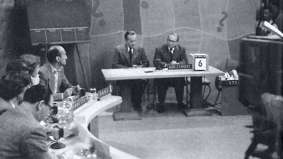 Eine der ersten "Was bin ich?"-Sendungen mit Robert Lembke (hinten rechts), 1955. | Bild: BR / Historisches Archiv