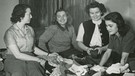 Die Mitarbeiterinnen des Frauenfunks Candida Franck (links) mit Erika Heichert (spätere Erika Saucke, 2. von rechts) mit Spenden für die "Weihnachtshilfe" | Bild: BR/Historisches Archiv