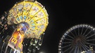 Kettenkarusell und Riesenrad auf der Wiesn abends | Bild: picture-alliance/dpa