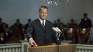 Bundesaußenminister Willy Brandt löst am 25.08.1967 auf der "Internationalen Funkausstellung" in Berlin mit einem Knopfdruck den offiziellen Start des Farbfernsehens in Deutschland aus. | Bild: picture-alliance/dpa