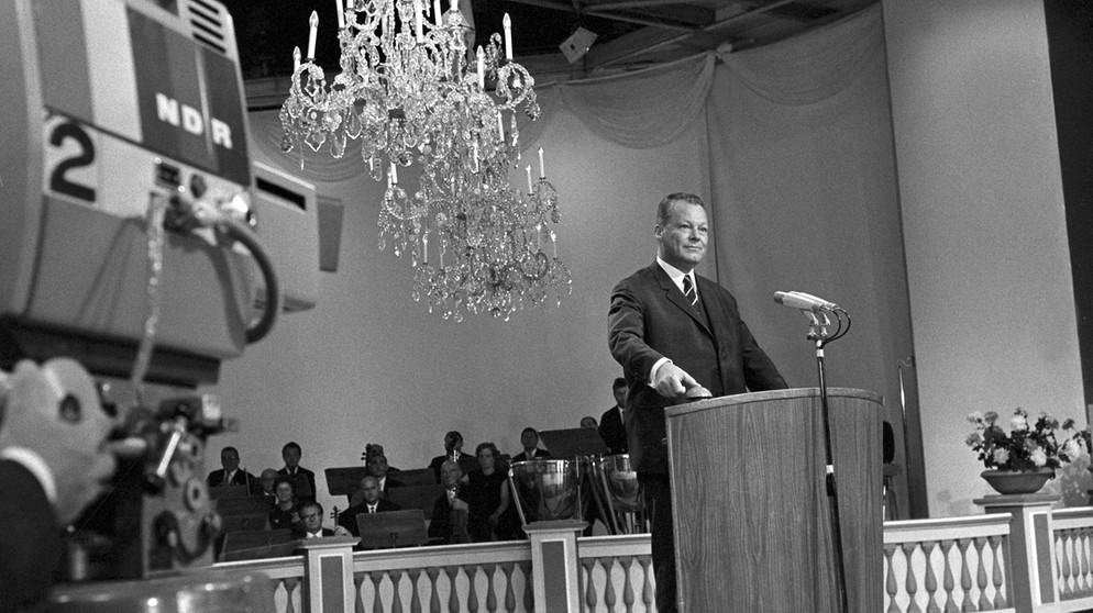 Bundesaußenminister Willy Brandt löst am 25.08.1967 auf der "Internationalen Funkausstellung" in Berlin mit einem Knopfdruck den offiziellen Start des Farbfernsehens in Deutschland aus. | Bild: dpa-Bildfunk