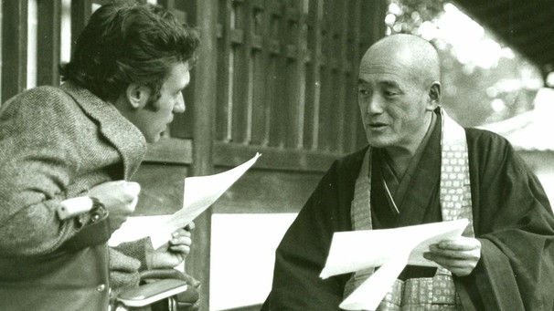 Udo Reiter (links) mit einem buddhistischen Mönch, Produktionsfoto zur Sendung „Erlösung im Lotussitz“, gesendet 1973 im Wissenschaftlichen Studienprogramm | Bild: BR / Hans Schrödl