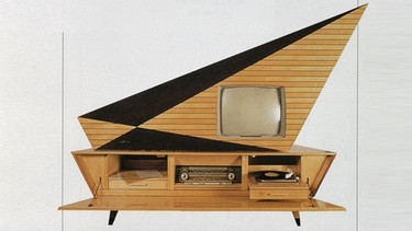 Die Kuba Rundfunk- und Fernsehtruhe "Komet" als repräsentatives Möbelstück vereinte einen Plattenspieler, ein Radio und einen Schwarz-Weiß-Fernseher in einem Schrankmöbel der Luxusklasse, 1957. | Bild: BR/Historisches Archiv