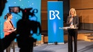BR-Gleichstellungsbeauftragte Bettina Busch (links) im Gespräch mit BR-Intendantin Katja Wildermuth bei der Eröffnung des digitalen "Girls' and Boys' Day 2021" | Bild: BR/ Leon Baatz