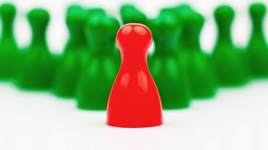 Spielehütchen in grün und rot | Bild: colourbox.com