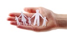 Hand mit Familie aus Papier | Bild: colourbox.com