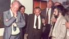Dr. Johannes Grotzky (re) mit Bundeskanzler Willy Brandt (links) und dessen Berater Egon Bahr (3. v. li. dazwischen Dan Jan Och, Kameramann des ZDF; rechts neben Bahr steht Spiegel-Redakteur Dirk Koch) | Bild: privat