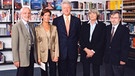 Dr. Johannes Grotzky mit Dietmar Gaiser und Ursula Heller (v. li.), dem ehemaligen amerikanischen Präsidenten Bill Clinton (Mitte; der Name der Dame rechts daneben ist nicht bekannt) | Bild: privat