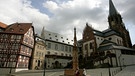 Blick auf die Stiftsbasilika Sankt Peter und Alexander sowie das Stiftsmuseum in Aschaffenburg  | Bild: picture-alliance/dpa/Daniel Karmann 