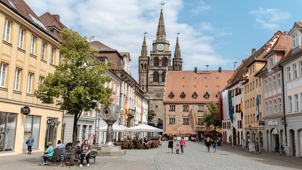 Der Martin Luther Platz in Ansbach, im Hintergrund die St. Gumbertus Kirche | Bild: BR/Philipp Kimmelzwinger