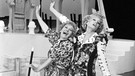 Erni Singerl (links) und Gisela Schlüter in der musikalischen Unterhaltungsshow "Von Haus zu Haus", 1982 | Bild: picture alliance / United Archives/Schweigmann