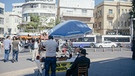 Mischung der Kulturen: deutscher Sonnenschirm am israelischen Straßenstand in Tel Aviv | Bild: BR/Philipp Kimmelzwinger