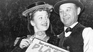 Schauspielerin Erni Singerl und Hannes Rudler mit Plakat der Gaststätte "Platzl", 1953 | Bild: Poehlmann/Süddeutsche Zeitung Photo