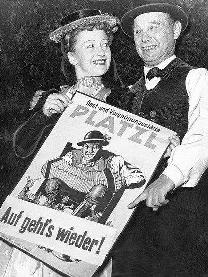 Schauspielerin Erni Singerl und Hannes Rudler mit Plakat der Gaststätte "Platzl", 1953 | Bild: Poehlmann/Süddeutsche Zeitung Photo