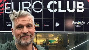 Claus Kruesken berichtet für den BR vom ESC: "Euroclub", so heißen die zentralen Party Locations der pre-Covid-Zeit. Dieser Euroclub, vor dem Claus Kruesken das Selfie aufgenommen hat, war der in Kyiv. | Bild: BR/Claus Kruesken