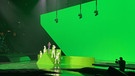 Die Green Screen-Tricks des griechischen Beitrags 2021: Die Fernsehzuschauer bekamen eine virtuelle Fahrt durch eine Skyline zu sehen und nicht, dass sich die Tänzer hinter der Showtreppe zwischendurch umgezogen haben. | Bild: BR/Claus Kruesken