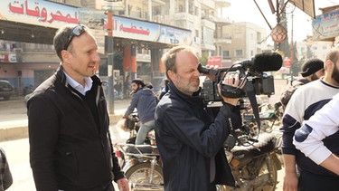 Oliver Mayer-Rüth mit Kameramann Volker Adam im syrischen Idlib | Bild: privat