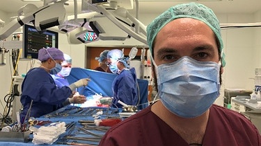 Sebastian Meinberg im OP bei der Lungentransplantation | Bild: Claudia Gerauer