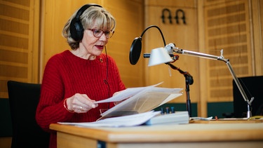 Die BR-Journalistin Claudia Decker setzt sich in einem Podcast über den Abschied aus dem Berufsleben auseinander - und damit auch mit ihrem eigenen Weg in die Rente. | Bild: BR/Julia Müller